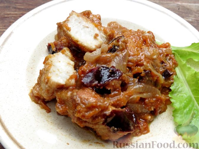 Фото приготовления рецепта: Куриное филе, тушенное в сливках, с морковью и черносливом - шаг №10