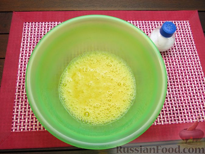 Фото приготовления рецепта: Яичные гренки с зеленью - шаг №3