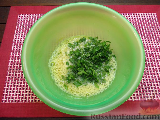 Фото приготовления рецепта: Яичные гренки с зеленью - шаг №6