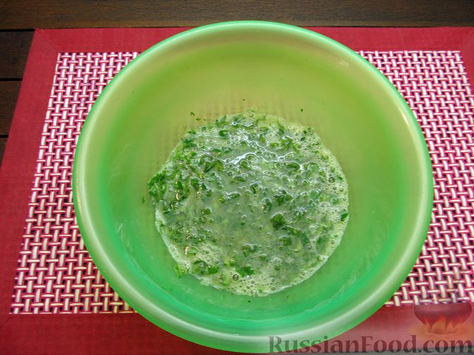 Фото приготовления рецепта: Яичные гренки с зеленью - шаг №7