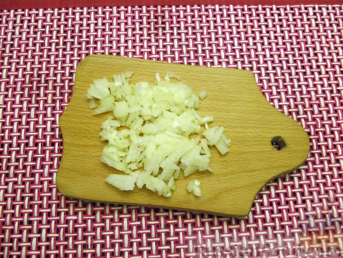 Фото приготовления рецепта: Краснокочанная капуста, тушенная с картошкой - шаг №2