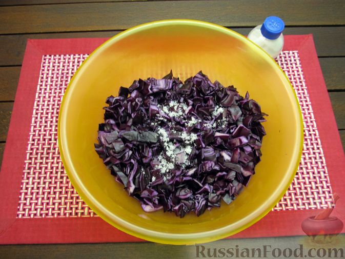 Фото приготовления рецепта: Краснокочанная капуста, тушенная с картошкой - шаг №5