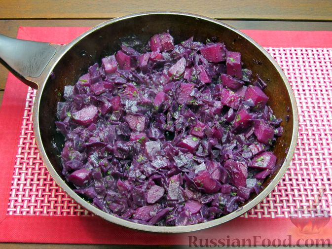 Фото приготовления рецепта: Краснокочанная капуста, тушенная с картошкой - шаг №18