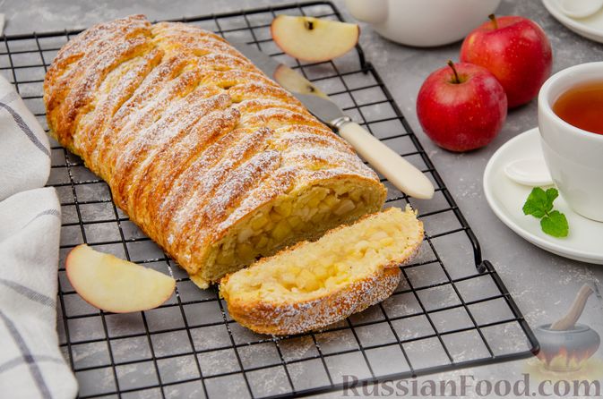 Фото к рецепту: Творожный пирог-плетёнка с яблочной начинкой