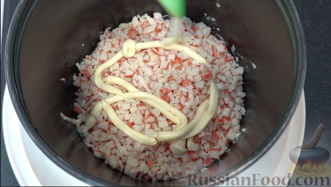Фото приготовления рецепта: Слоёный салат с креветками и крабовыми палочками - шаг №4