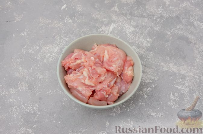 Фото приготовления рецепта: Капуста, тушенная с курицей и картошкой - шаг №2
