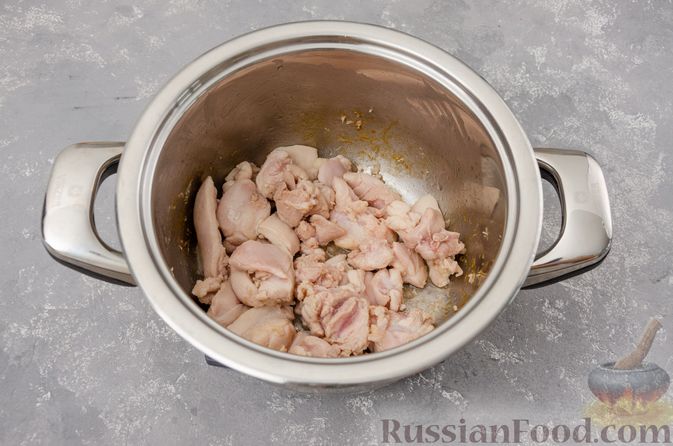 Фото приготовления рецепта: Капуста, тушенная с курицей и картошкой - шаг №3