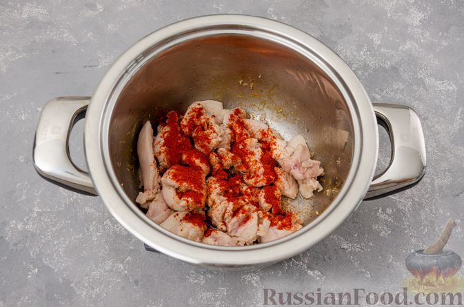 Фото приготовления рецепта: Капуста, тушенная с курицей и картошкой - шаг №5