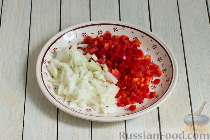 Фото приготовления рецепта: Брюссельская капуста, жаренная с болгарским перцем, луком и тыквенными семечками - шаг №3