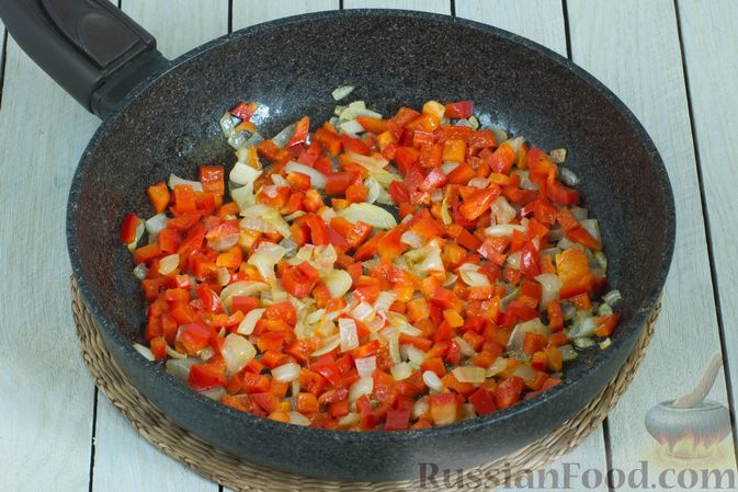 Фото приготовления рецепта: Брюссельская капуста, жаренная с болгарским перцем, луком и тыквенными семечками - шаг №5