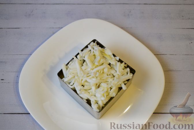 Фото приготовления рецепта: Слоёный салат с куриной печенью, картофелем, морковью и маринованными огурцами - шаг №14