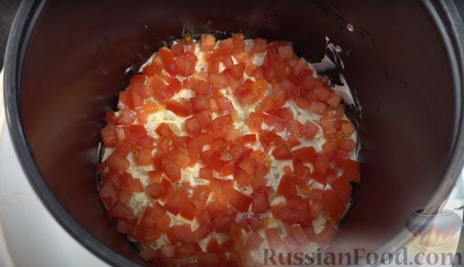 Фото приготовления рецепта: Слоёный салат с креветками и крабовыми палочками - шаг №2