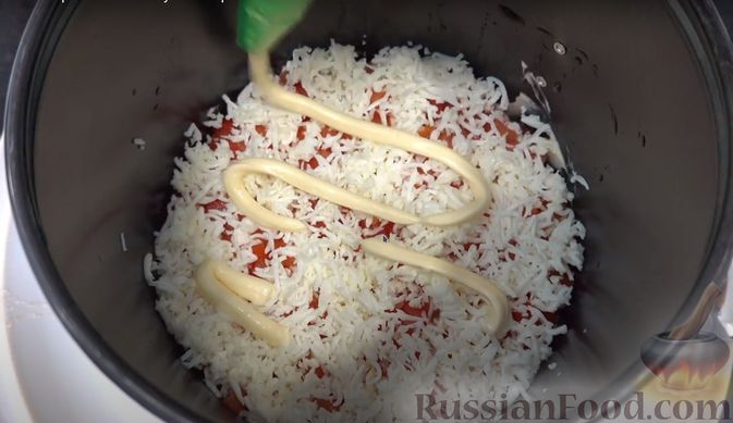Фото приготовления рецепта: Слоёный салат с креветками и крабовыми палочками - шаг №3