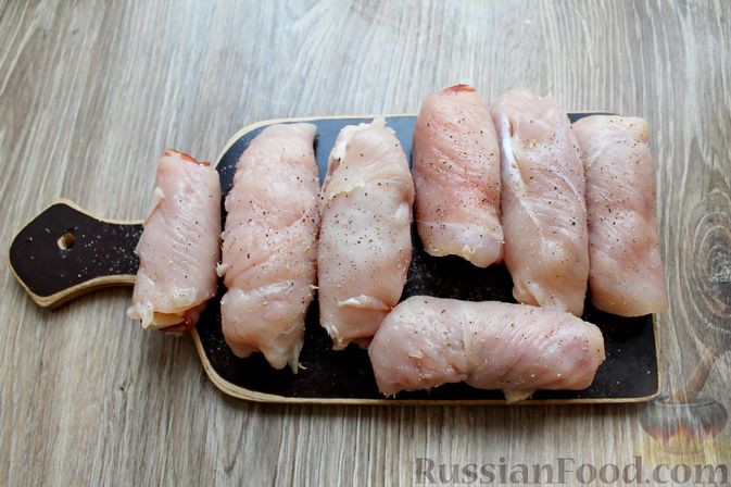 Фото приготовления рецепта: Куриные рулетики с ветчиной и моцареллой в томатном соусе - шаг №6