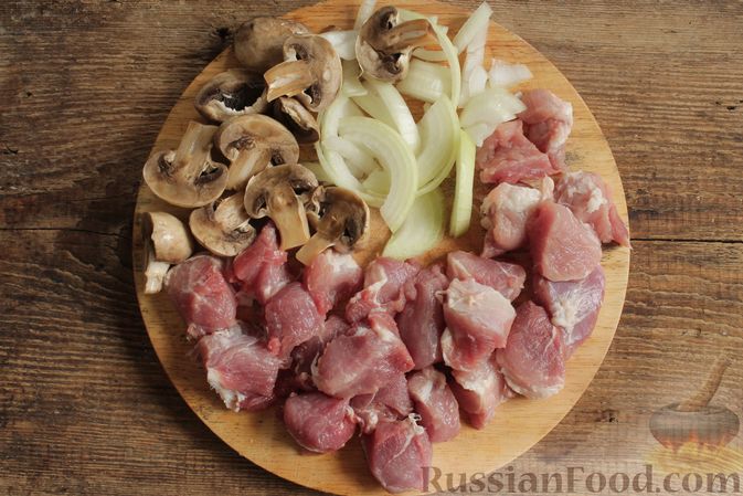 Фото приготовления рецепта: Запечённая свинина с картофелем и грибами (в рукаве) - шаг №2