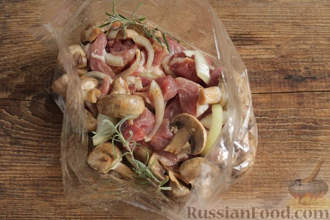 Фото приготовления рецепта: Запечённая свинина с картофелем и грибами (в рукаве) - шаг №4
