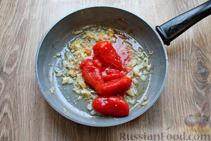 Фото приготовления рецепта: Куриные рулетики с ветчиной и моцареллой в томатном соусе - шаг №11
