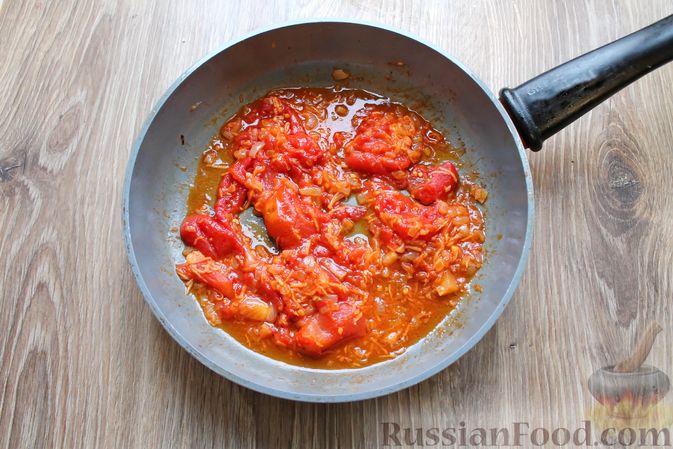 Фото приготовления рецепта: Куриные рулетики с ветчиной и моцареллой, тушенные в томатном соусе - шаг №12