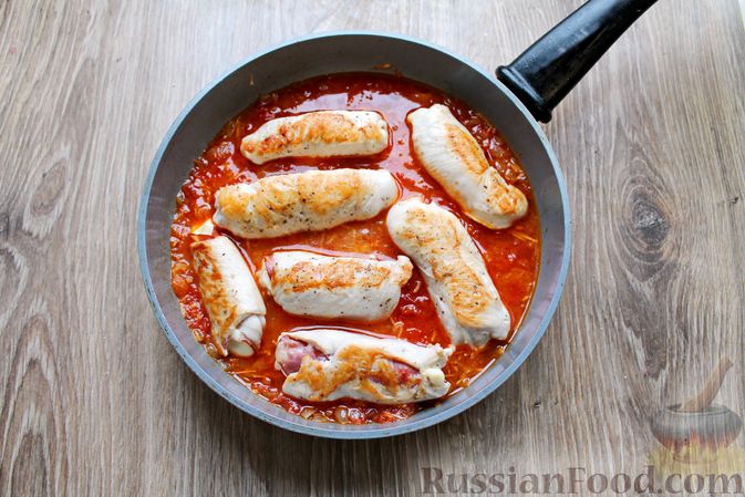 Фото приготовления рецепта: Куриные рулетики с ветчиной и моцареллой в томатном соусе - шаг №15