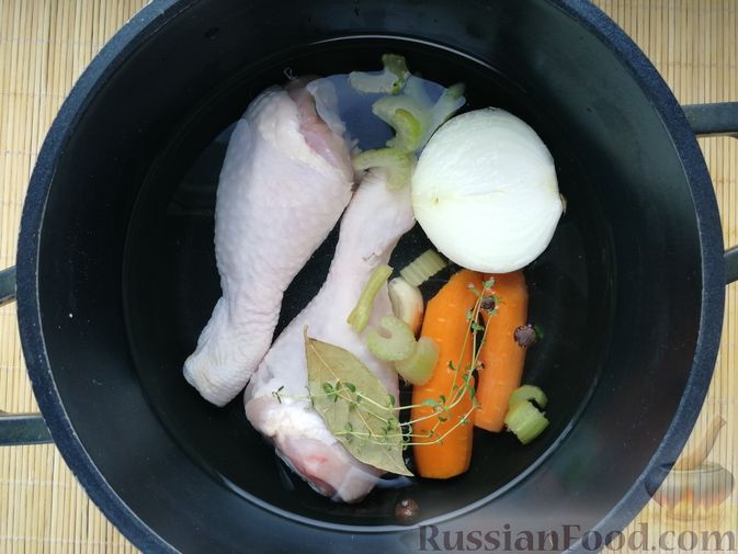Фото приготовления рецепта: Суп с мидиями, лапшой и овощами, на курином бульоне - шаг №1