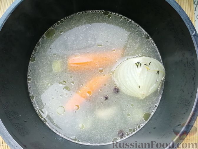 Фото приготовления рецепта: Суп с мидиями, лапшой и овощами, на курином бульоне - шаг №2