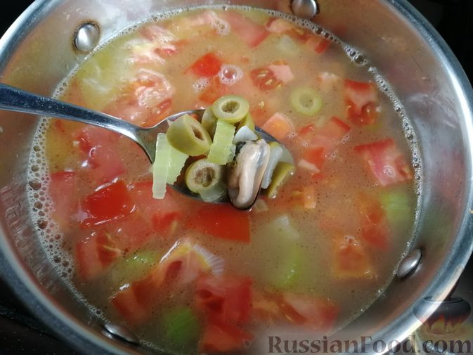 Фото приготовления рецепта: Суп с мидиями, лапшой и овощами, на курином бульоне - шаг №8