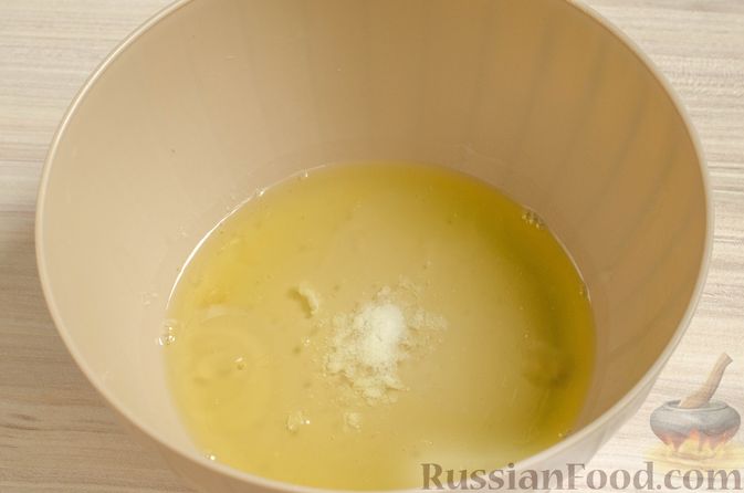 Фото приготовления рецепта: Бисквитный рулет с творожно-сметанным кремом и халвой - шаг №3