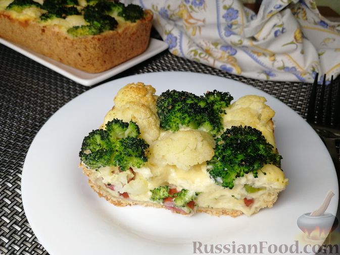 Фото к рецепту: Открытый творожный пирог с цветной капустой, брокколи, колбасками и сыром
