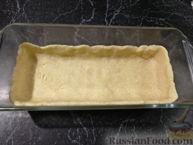 Фото приготовления рецепта: Открытый творожный пирог с цветной капустой, брокколи, колбасками и сыром - шаг №6