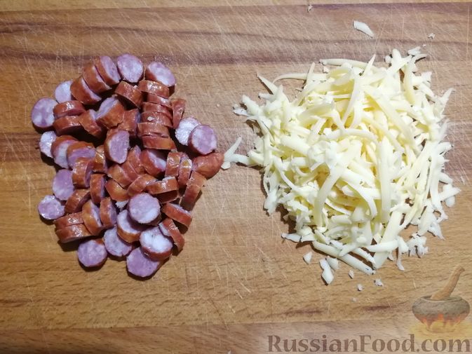 Фото приготовления рецепта: Открытый творожный пирог с цветной капустой, брокколи, колбасками и сыром - шаг №10