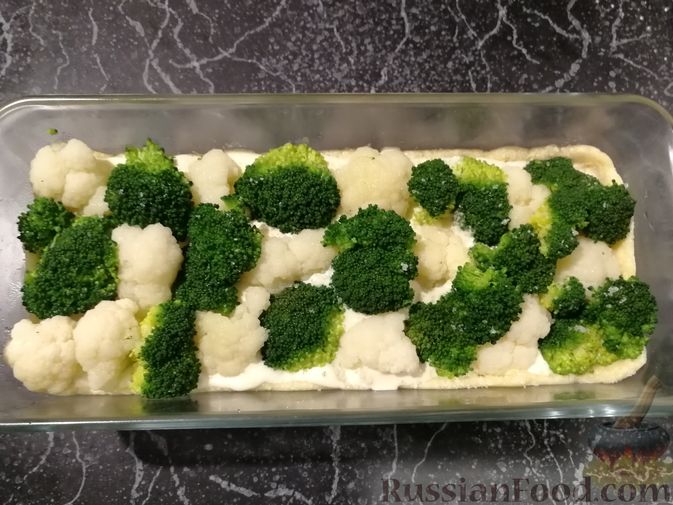 Фото приготовления рецепта: Открытый творожный пирог с цветной капустой, брокколи, колбасками и сыром - шаг №15