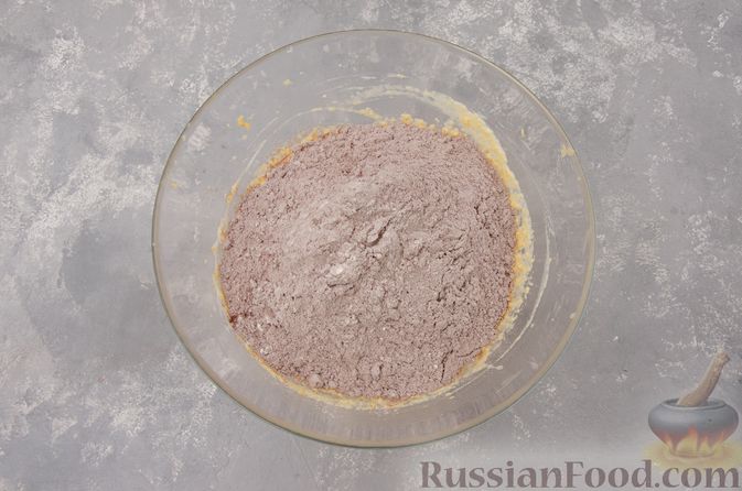 Фото приготовления рецепта: Шоколадные пирожные "Вупи пай" с сырно-сметанным кремом - шаг №7