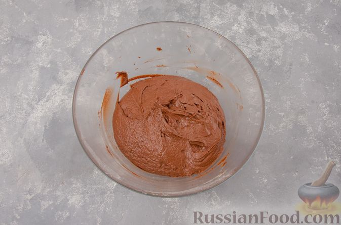 Фото приготовления рецепта: Шоколадные пирожные "Вупи пай" с сырно-сметанным кремом - шаг №8