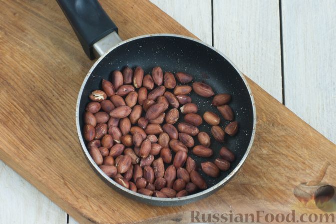 Фото приготовления рецепта: Гранола с кукурузными хлопьями, арахисом, изюмом и семечками (на сковороде) - шаг №2