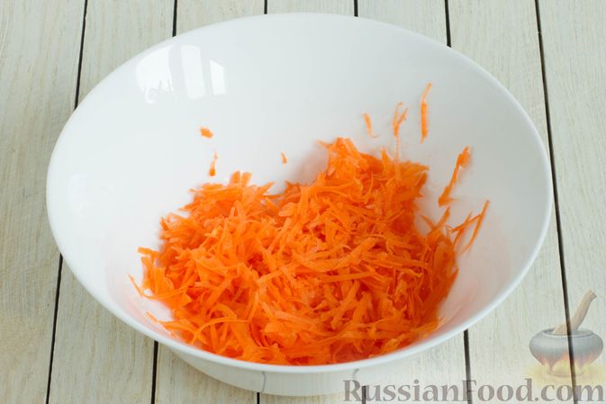 Фото приготовления рецепта: Морковный салат с финиками и медово-имбирной заправкой - шаг №3