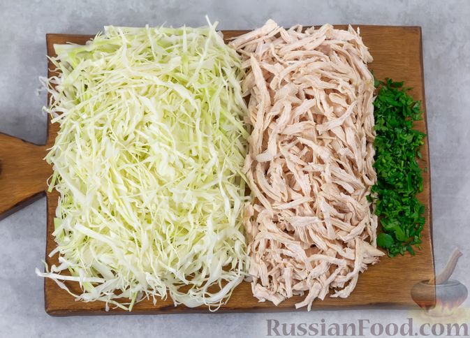 Фото приготовления рецепта: Салат с курицей, капустой и кукурузой - шаг №4