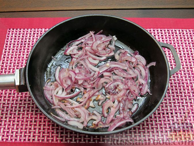 Фото приготовления рецепта: Тушёная краснокочанная капуста с черносливом - шаг №5