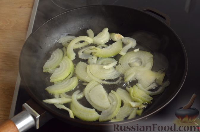 Фото приготовления рецепта: Свиная рулька, запечённая с кислой и свежей капустой и копчёными колбасками - шаг №9