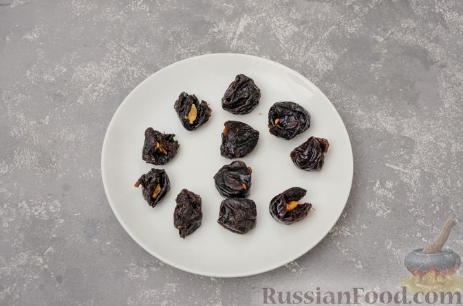 Фото приготовления рецепта: Творожные конфеты с черносливом, орехами и кокосовой стружкой - шаг №7
