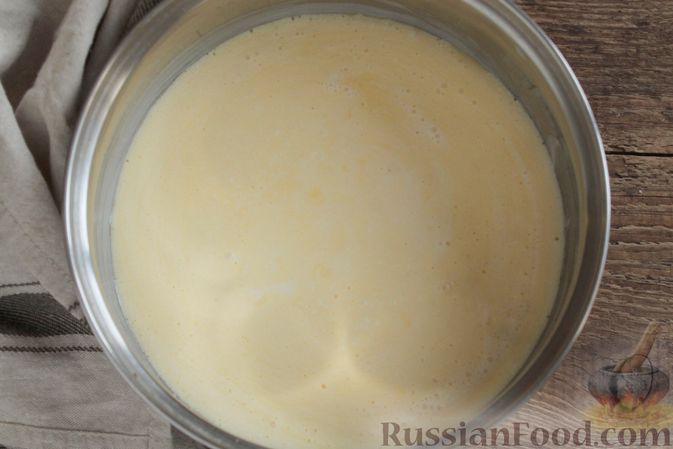 Фото приготовления рецепта: Творожный омлет с начинкой из варенья (в духовке) - шаг №8