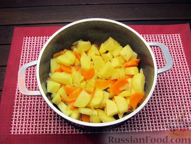 Фото приготовления рецепта: Картофельный суп-пюре с сыром, курицей и свежими помидорами - шаг №7