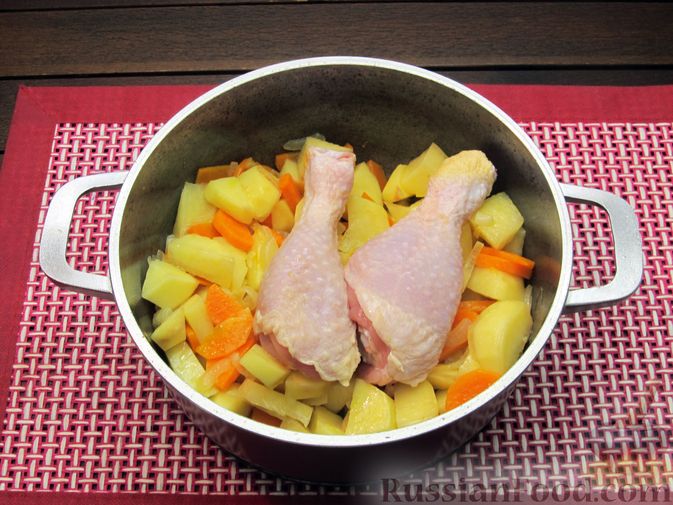 Фото приготовления рецепта: Картофельный суп-пюре с сыром, курицей и свежими помидорами - шаг №8