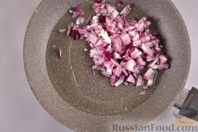Фото приготовления рецепта: Рисовая каша с жареным луком - шаг №3