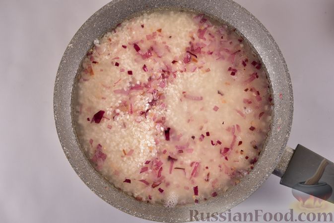 Фото приготовления рецепта: Рисовая каша с жареным луком - шаг №5
