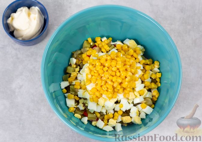 Фото приготовления рецепта: Салат с крабовыми палочками, кукурузой, консервированными шампиньонами и огурцом - шаг №7