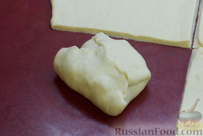 Фото приготовления рецепта: Дрожжевые пирожки с капустой (в духовке) - шаг №14