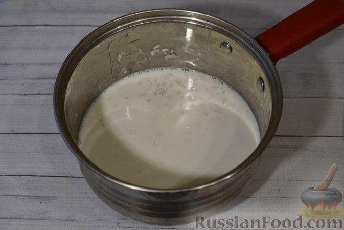 Фото приготовления рецепта: Рисовая каша со сливками и солёной карамелью - шаг №4