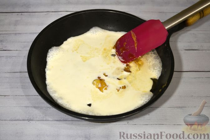Фото приготовления рецепта: Рисовая каша со сливками и солёной карамелью - шаг №11