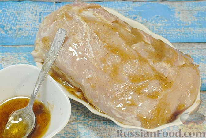 Фото приготовления рецепта: Свинина, запечённая с хурмой и болгарским перцем в пряной масляно-медовой глазури - шаг №3