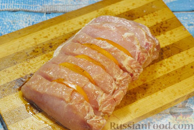 Фото приготовления рецепта: Свинина, запечённая с хурмой и болгарским перцем в пряной масляно-медовой глазури - шаг №5